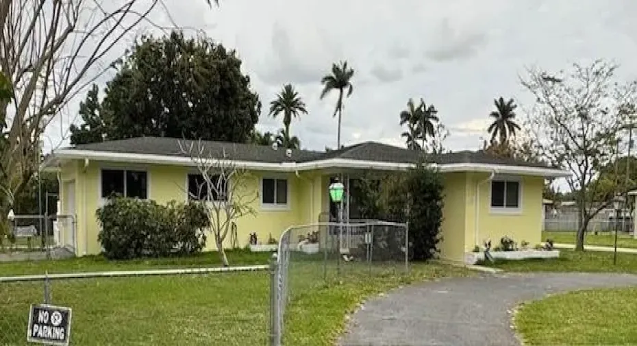  LARGE CORNER HOUSE WITH CIRCULAR DRIVE IN FRONT, AND 2 CAR GARAGE ON THE SIDE, VERY LARGE LAND ON ALL SIDES