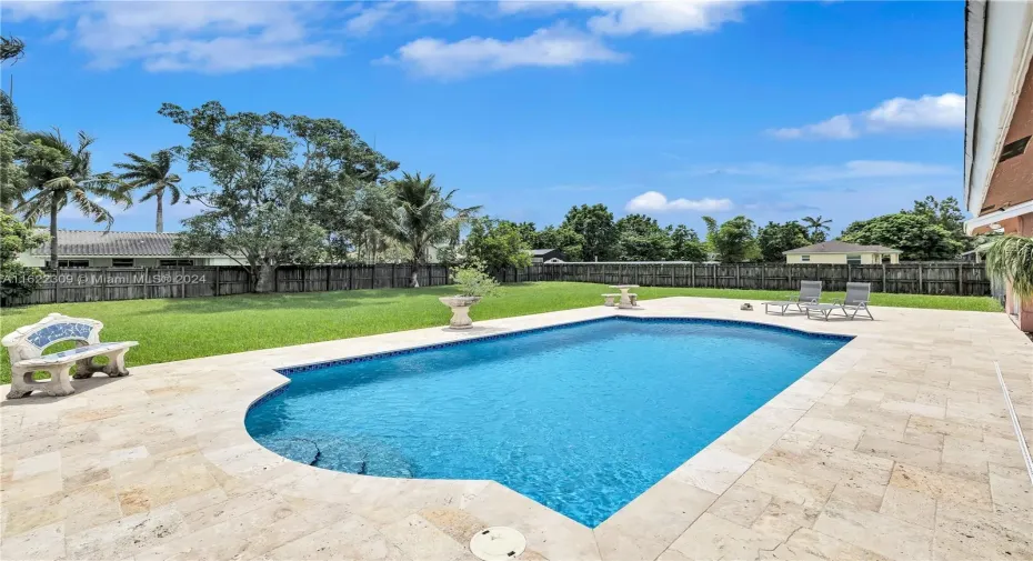 Amazing pool in an extra large lot!!