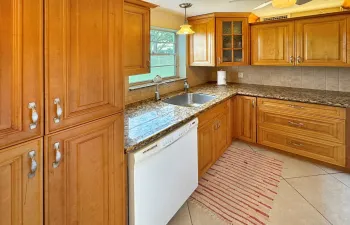 Beautiful Updated Kitchen w/Outside Window