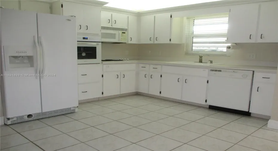 WHITE APPLIANCES & TILED FLOORING