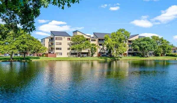 The Atriums at Snapper Village are 3 waterfront buildings with double security -24/7 guardhouse + intercom- and only 32 extra-spacious units each, with unique floorplans and features!