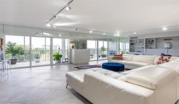 Spacious Updated Penthouse on the Golf Course